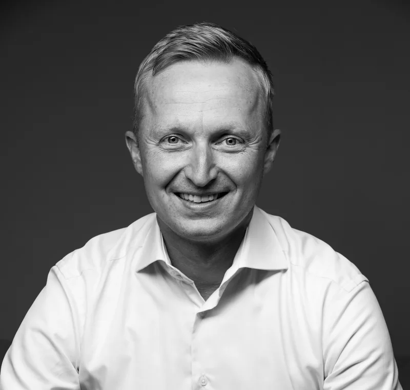Schwarz-Weiß-Porträt von Jens Olbrich im weißen Hemd
